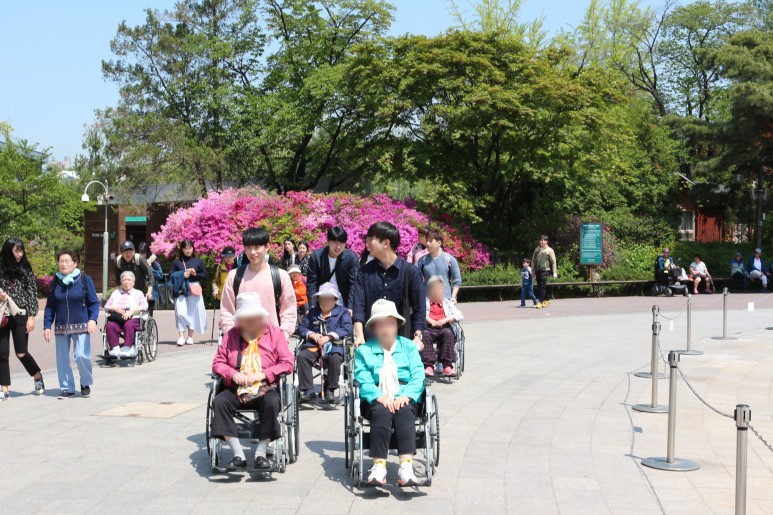 어르신과 함께한 설레는 봄나들이 행사